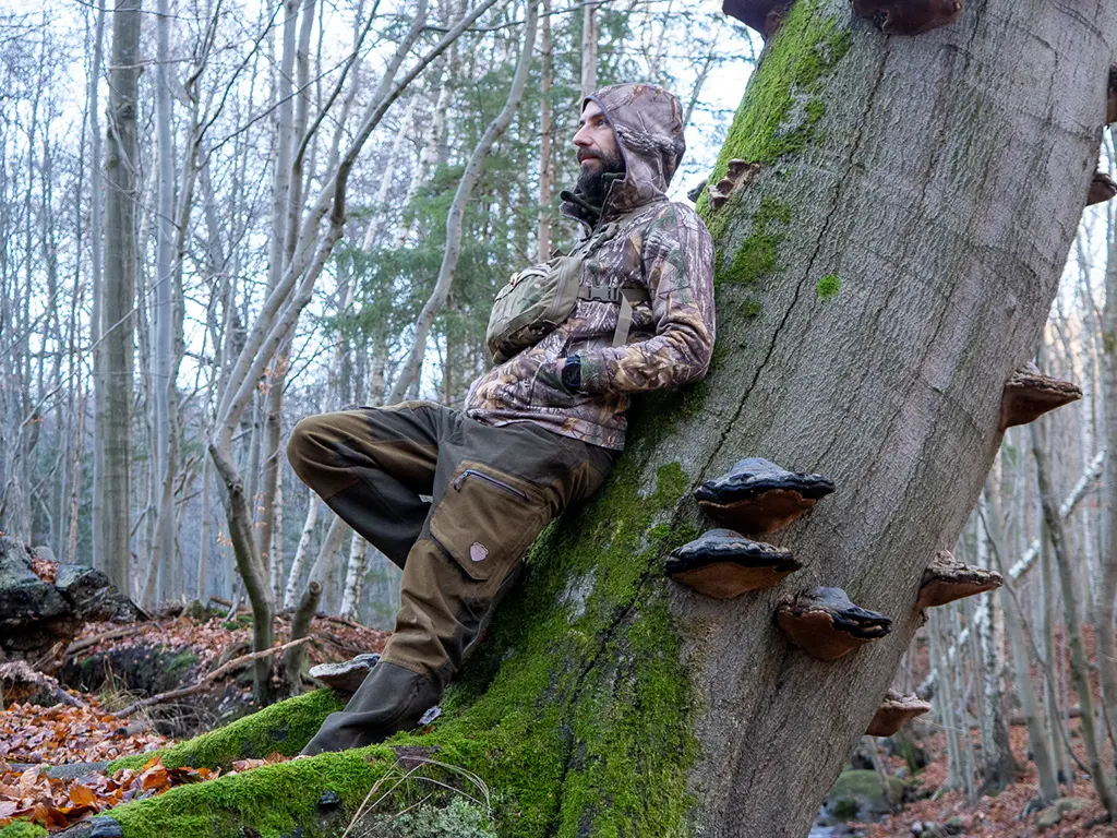 Ein Mann im Wald. Sonne scheint.