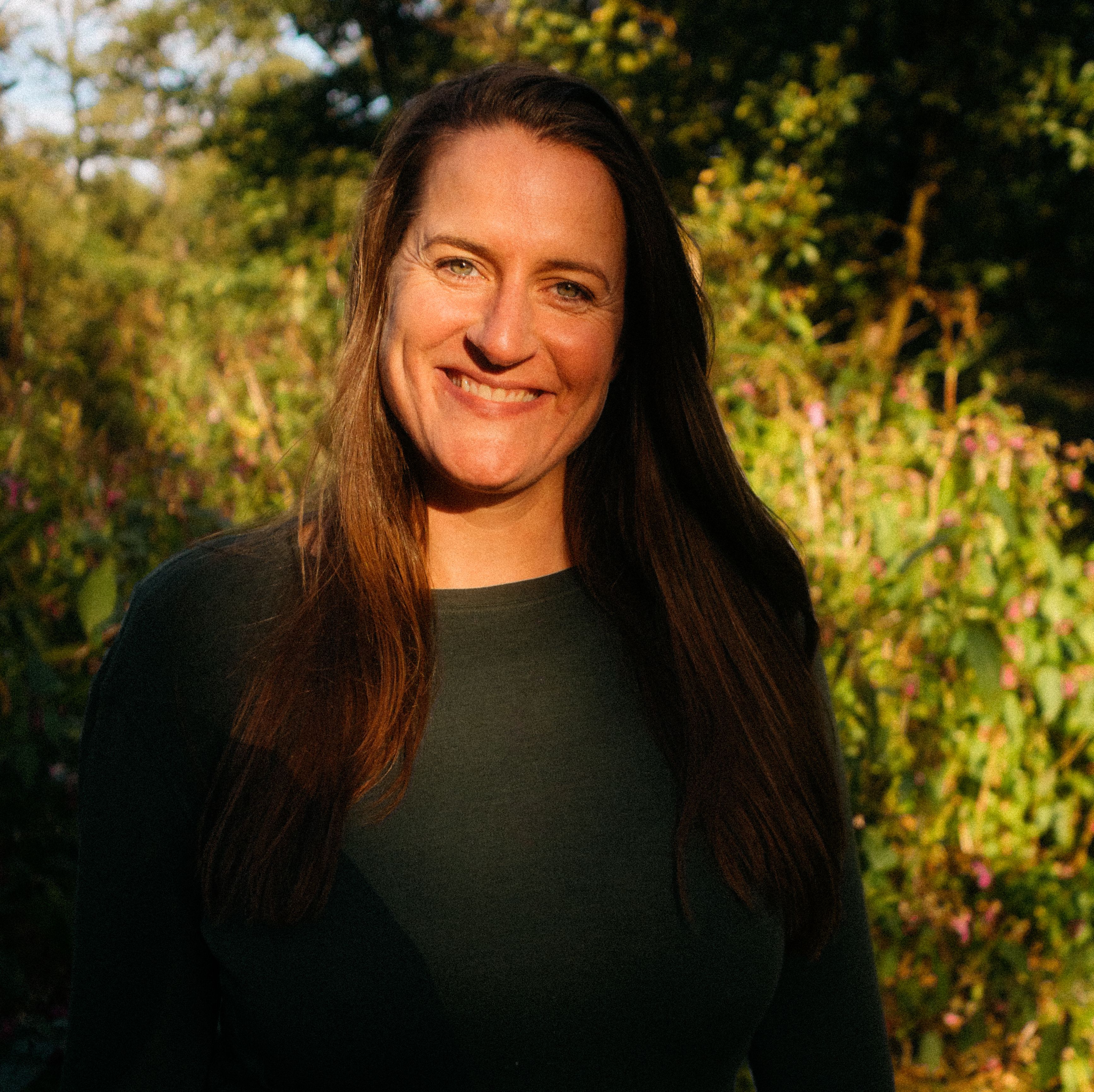 Menschen im Wald stehen im Kreis