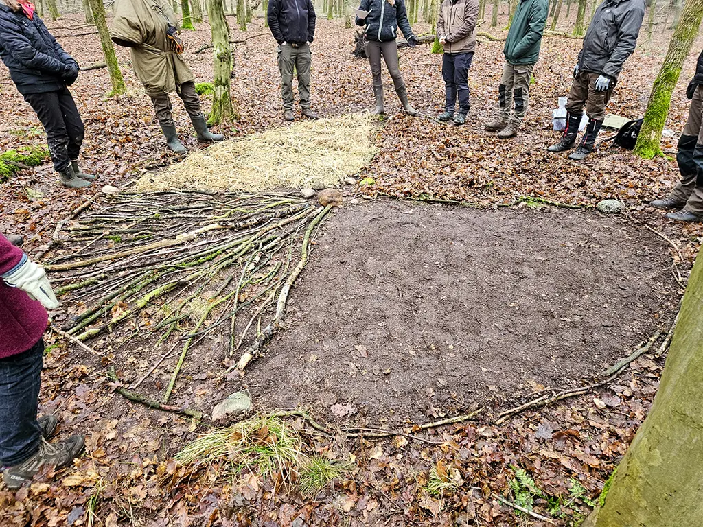 Menschen im Wald stehen im Kreis