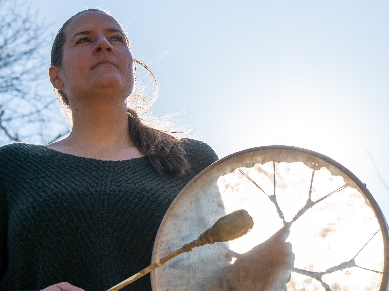 Menschen im Wald stehen im Kreis
