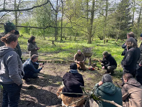 Zwei Menschen in Natur