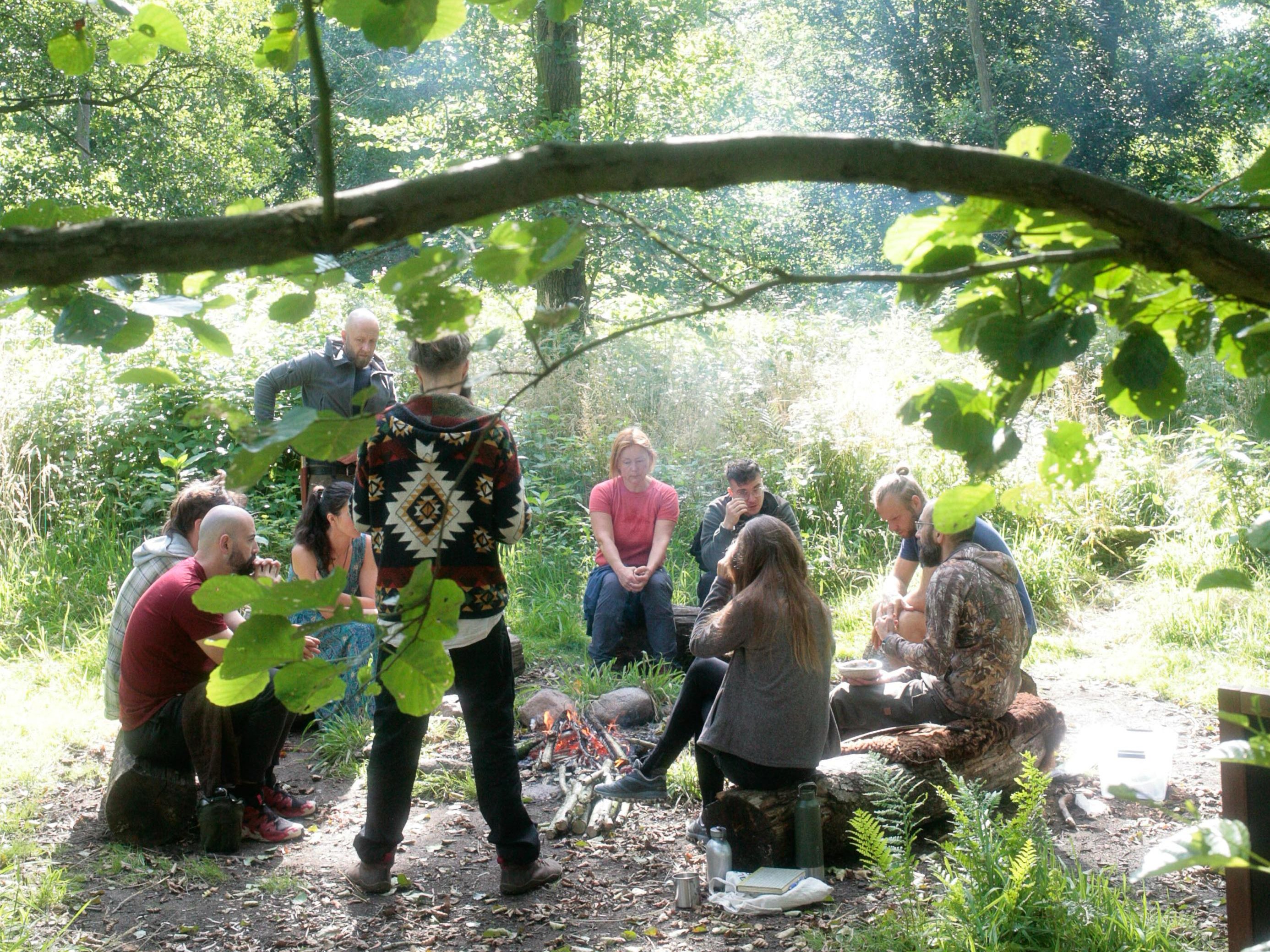 Ein Teamevent wird im Wald durchgeführt