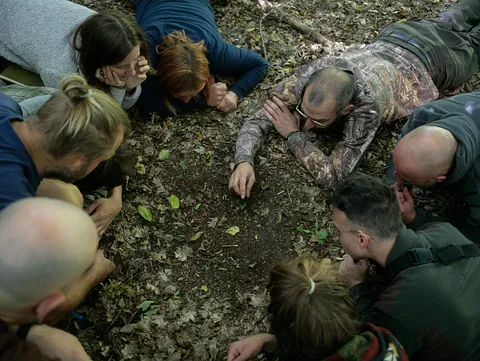 Zwei Menschen in Natur